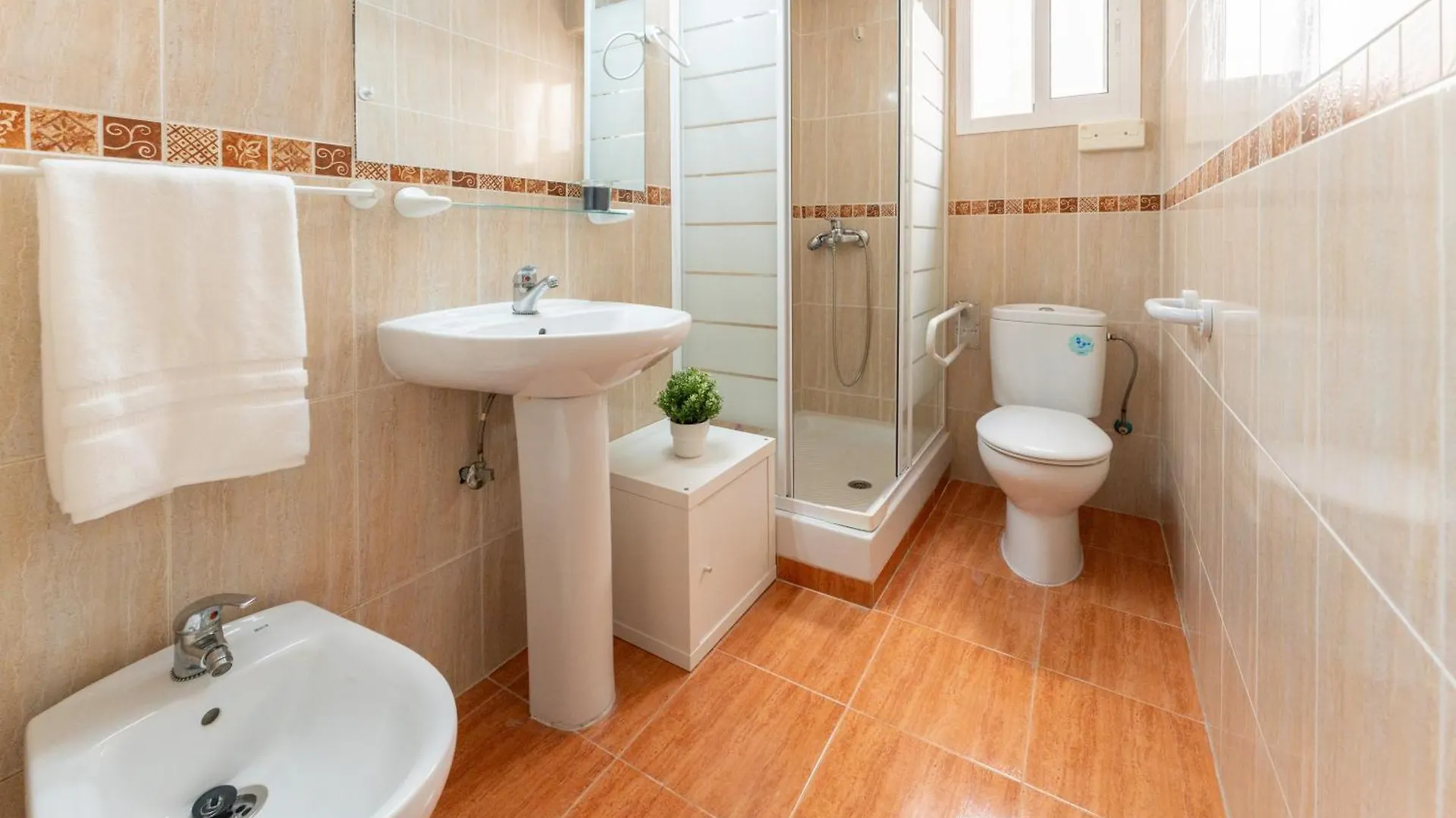 Malaga Lux Oasis - Modern 3Br, Fast Wifi, Smarttv Apartment