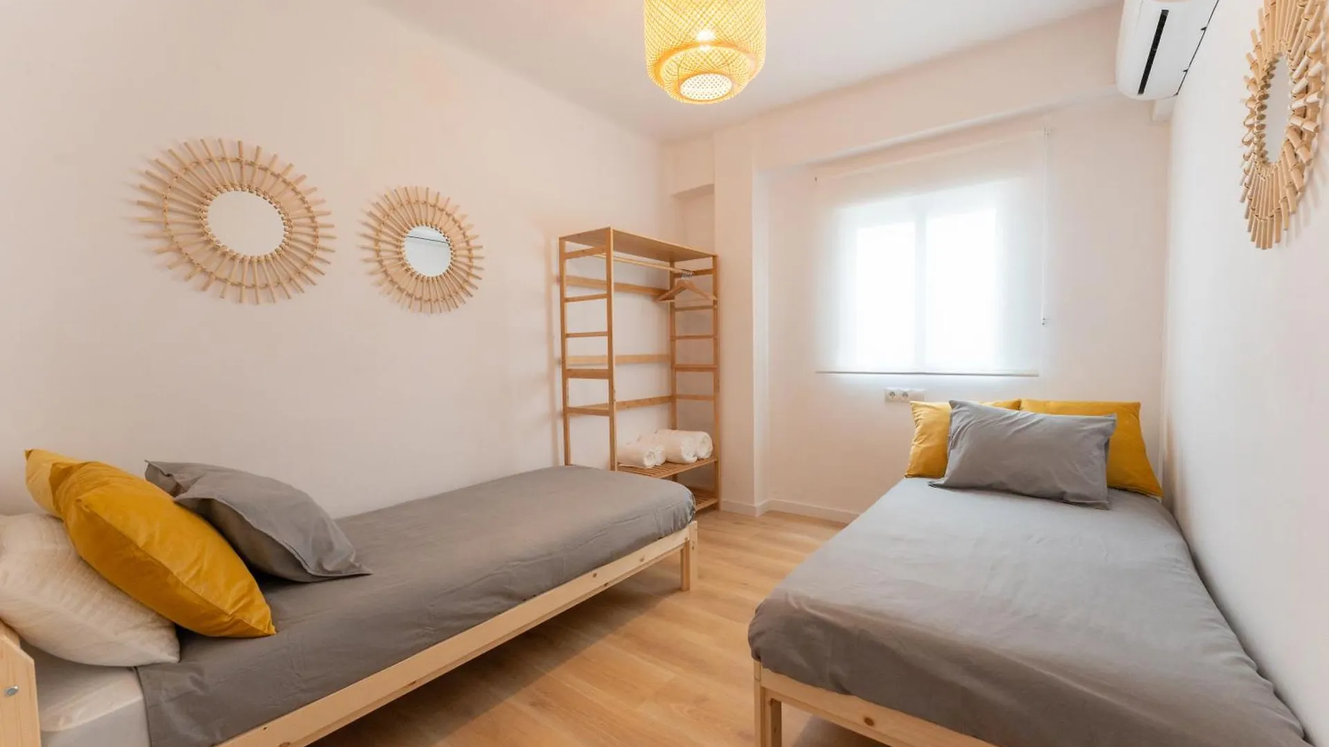 Malaga Lux Oasis - Modern 3Br, Fast Wifi, Smarttv Apartment